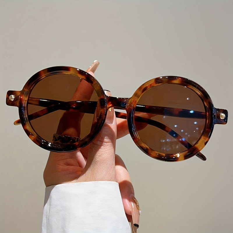 Women's summer accessories: vintage round sunglasses with strong UV400 protection.