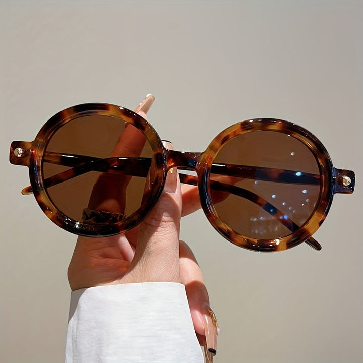 Women's summer accessories: vintage round sunglasses with strong UV400 protection.