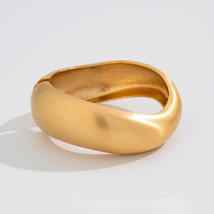 Elegant women's vintage gold cuff bracelets, a set with brushed metal and organic lines for classic style.