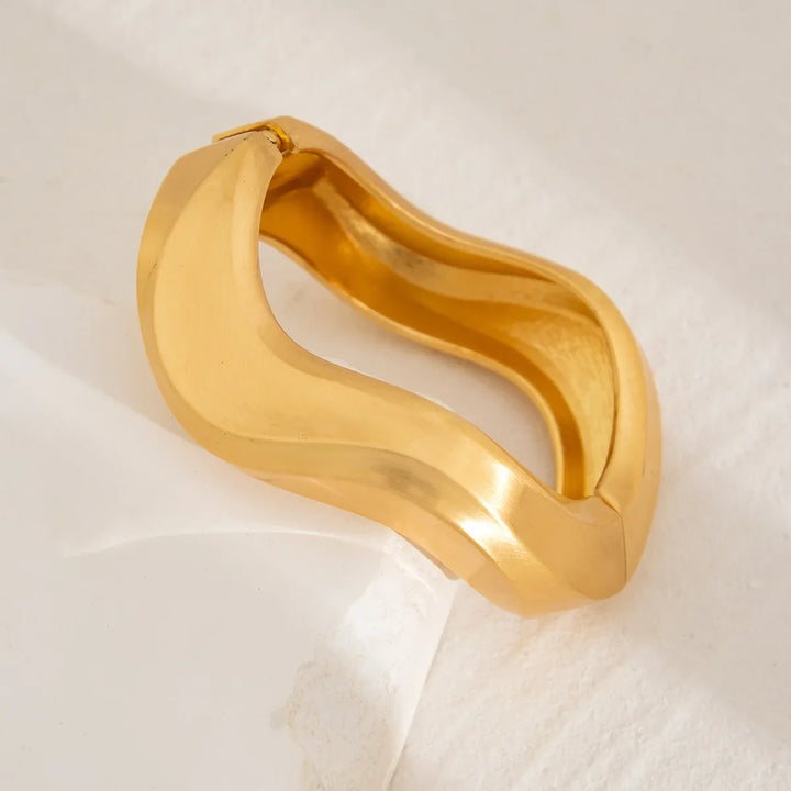 Women's vintage gold cuff bracelet set. Brushed metal, organic design, and a timeless look.