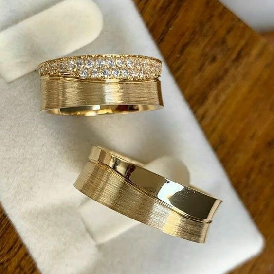 Women's vintage gold glitter ring with sparkling detail, a beautiful jewelry accessory for any occasion.