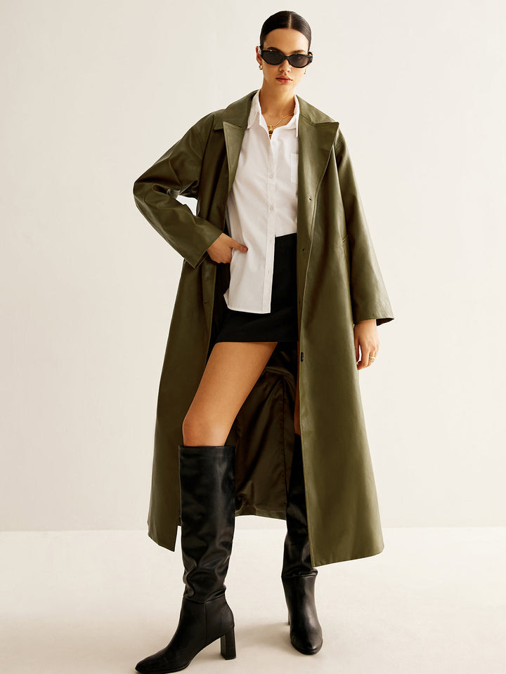 Detail of the luxurious green leather of the women's vintage longline jacket, highlighting its unique texture.