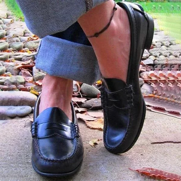 Women's vintage slip-on loafers in PU leather, featuring a low heel and round toe for classic everyday comfort.