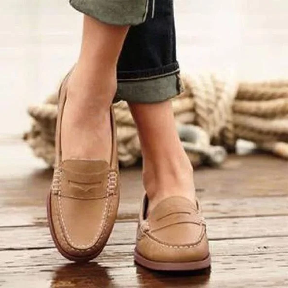 Comfortable women's vintage loafers, slip-on casual footwear with a low heel and round toe for effortless fashion.