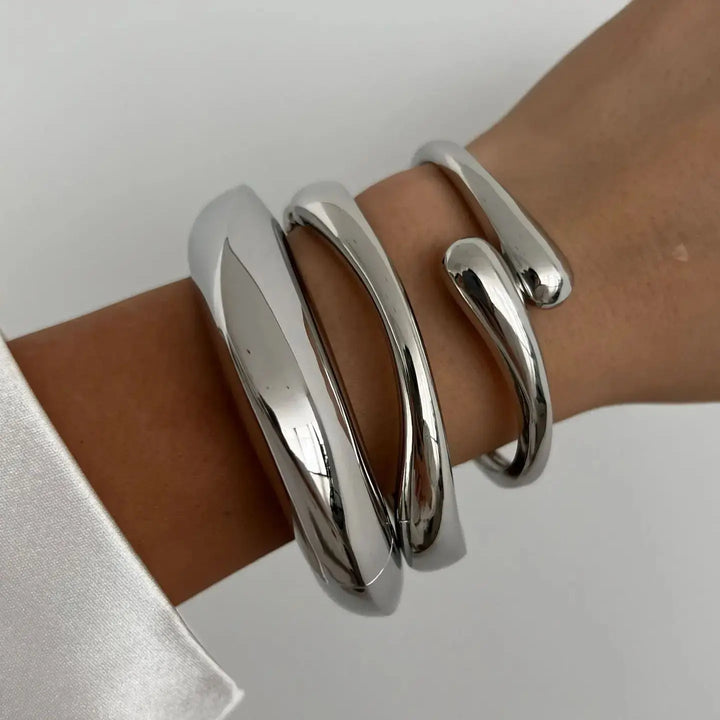 Diverse vintage stackable bracelets for women, gold & silver, versatile jewelry for a chic look.