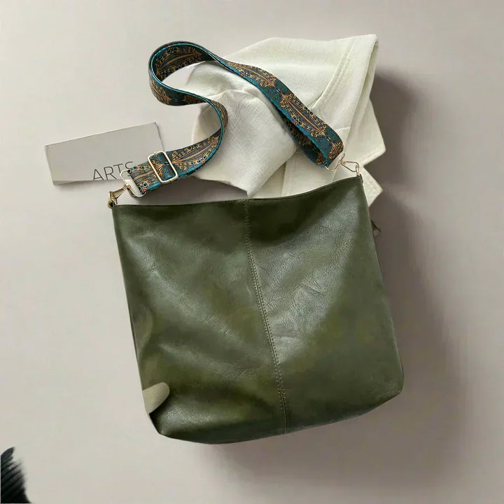 Elegant women's retro shoulder bag, perfect for everyday use. Classic vintage handbag, a stylish accessory.