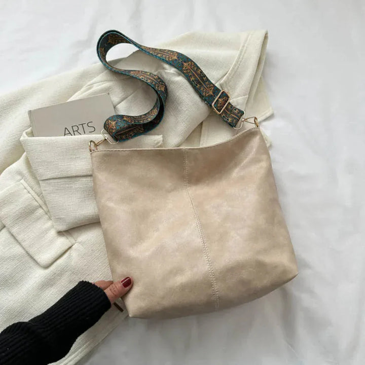 Versatile women's vintage shoulder bag styled as a crossbody. Classic everyday handbag, perfect retro accessory.