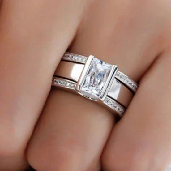 Women's vintage-style sterling silver ring 'Sienna'. Elegant fashion jewelry gift for her.