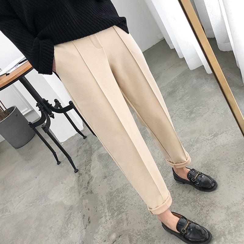 Casual women's warm pants, perfect for winter, offering a thick, comfortable fit.