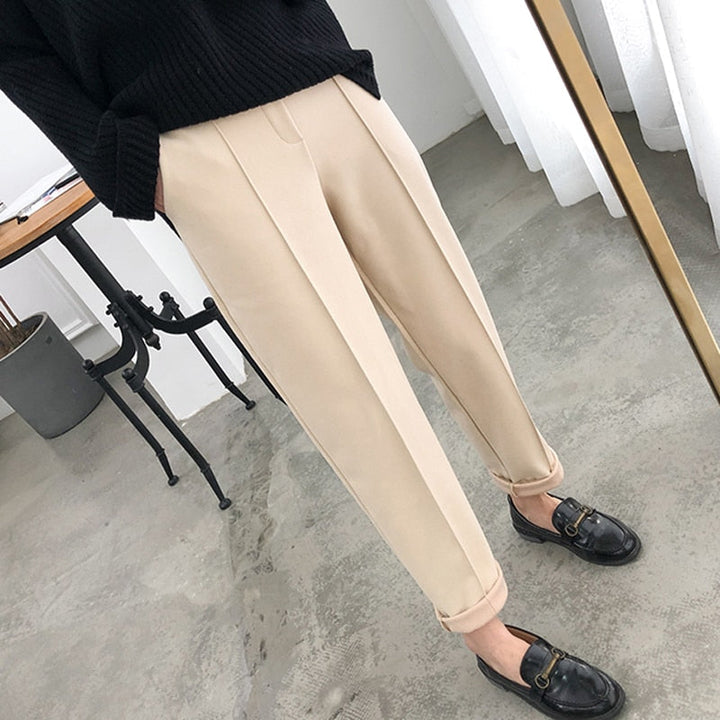 Casual women's warm pants, perfect for winter, offering a thick, comfortable fit.