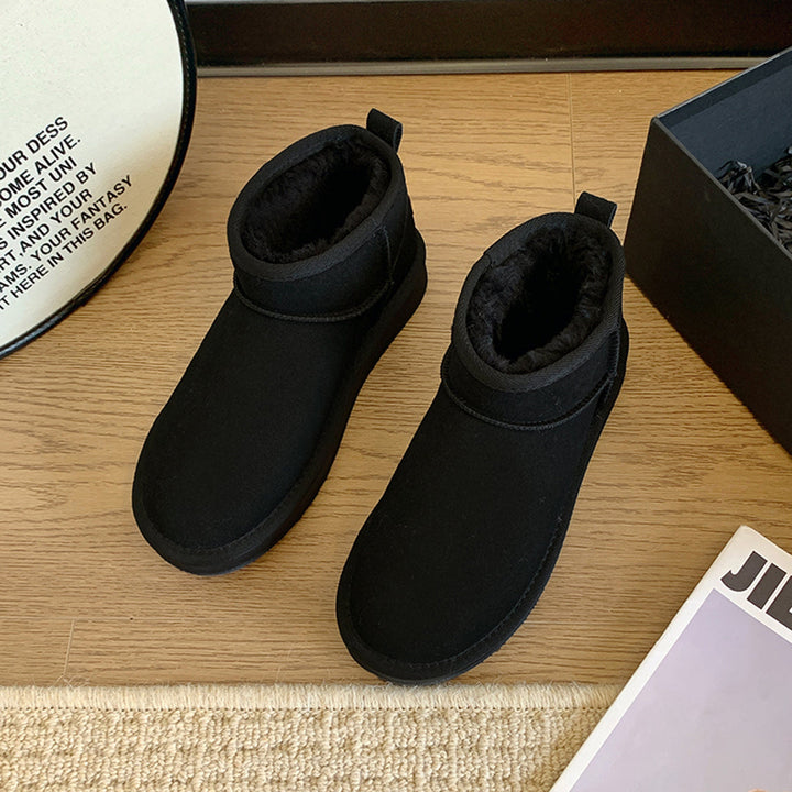 Comfortable women's snow boots with waterproof design. Warm footwear for ultimate winter protection.