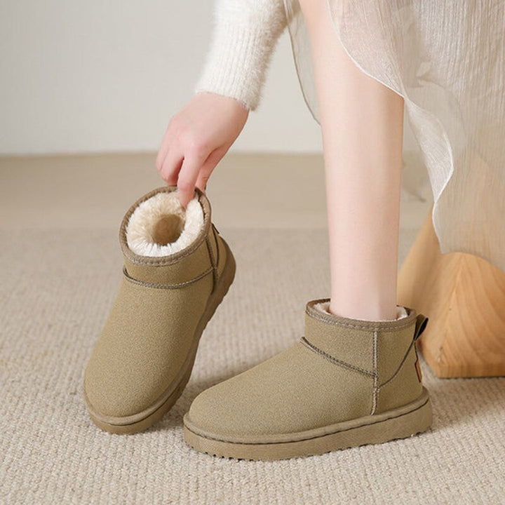 Fashionable women's warm winter boots. Waterproof and comfortable, ideal for stylish cold weather wear.