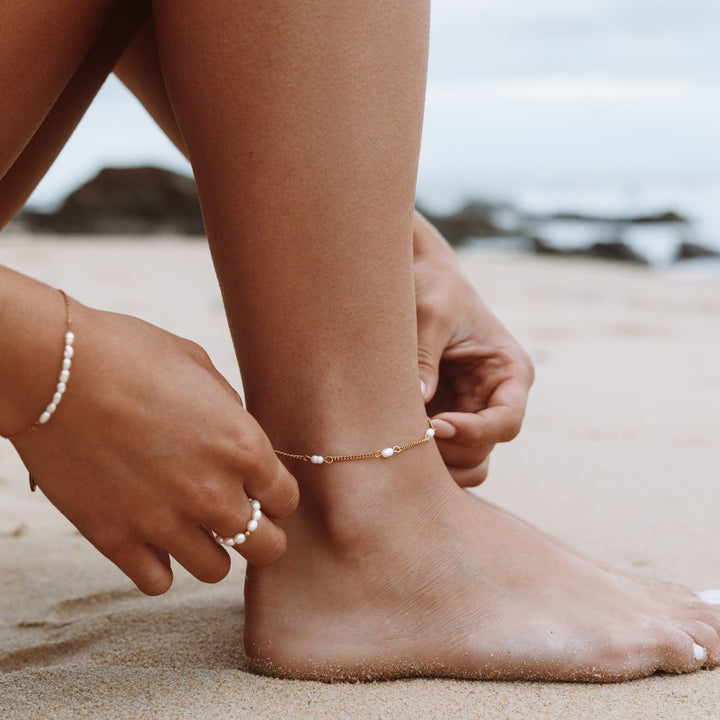 Gold plated freshwater pearl anklet for women. Hypoallergenic, water-resistant & adjustable beach accessory.