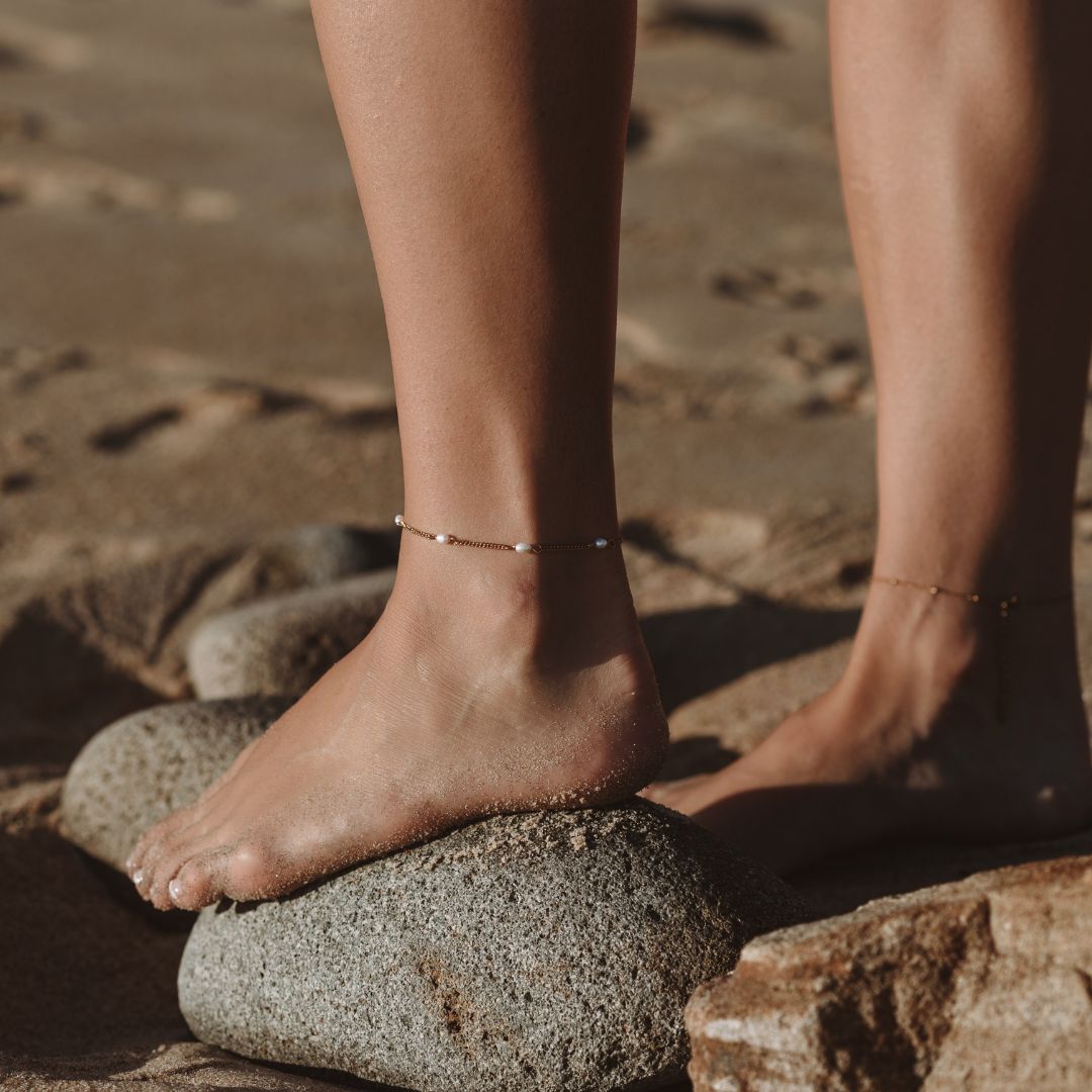 Elegant women's water-resistant freshwater pearl anklet. Gold plated, ideal for summer style & beachwear.