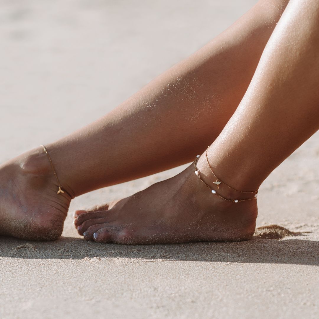 Adjustable freshwater pearl anklet for women. Water-resistant, gold plated, & hypoallergenic summer jewelry.