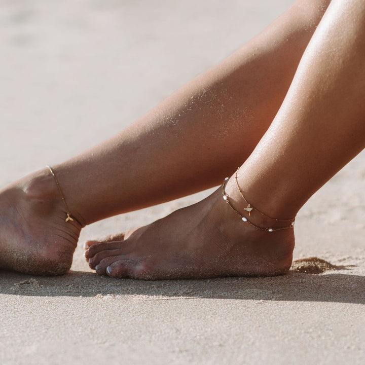 Adjustable freshwater pearl anklet for women. Water-resistant, gold plated, & hypoallergenic summer jewelry.