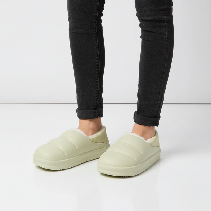 Stylish women's waterproof slippers, featuring a cozy and warm plush lining
