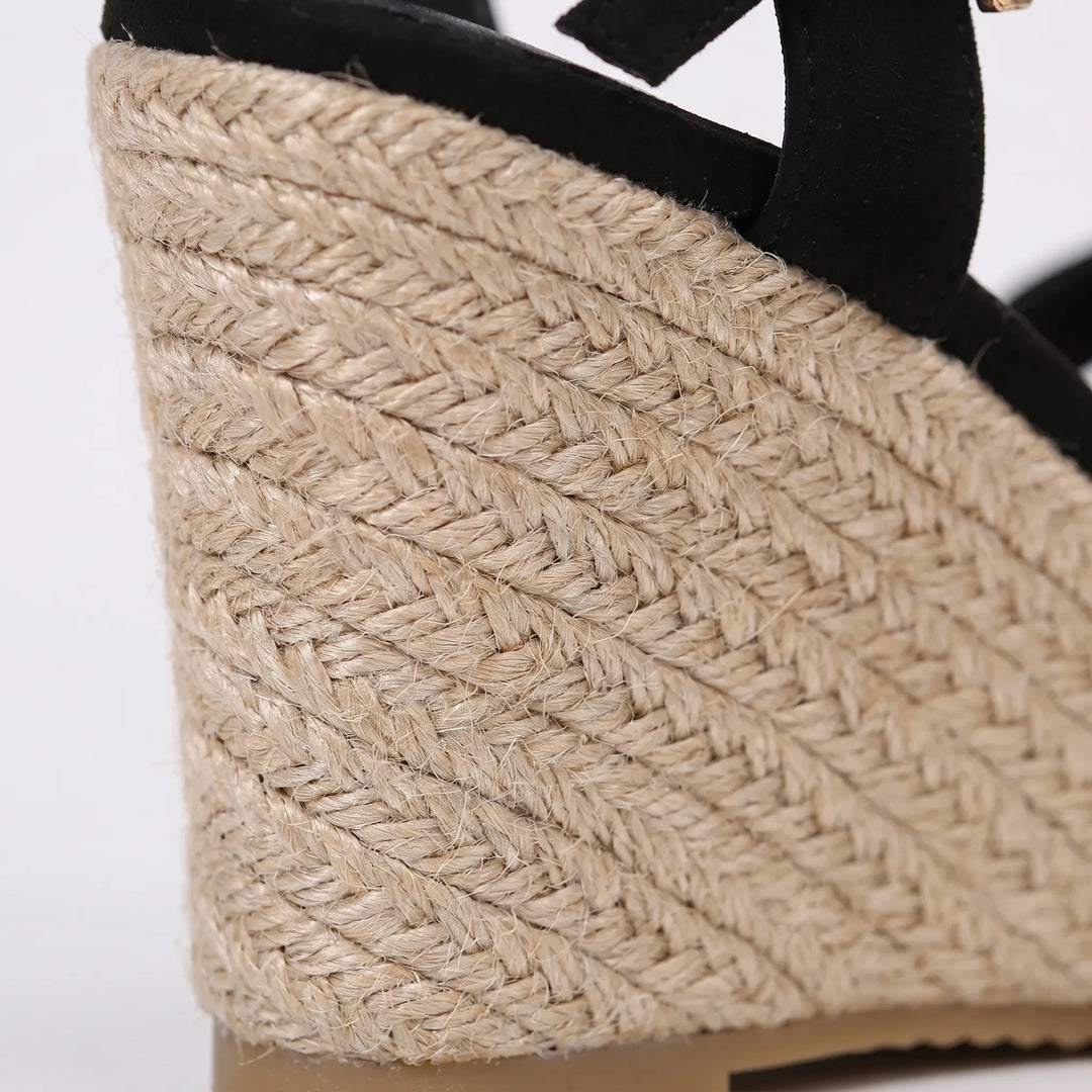 Comfortable women's wedge sandals, an elegant open-toe design with adjustable straps for summer vacation.