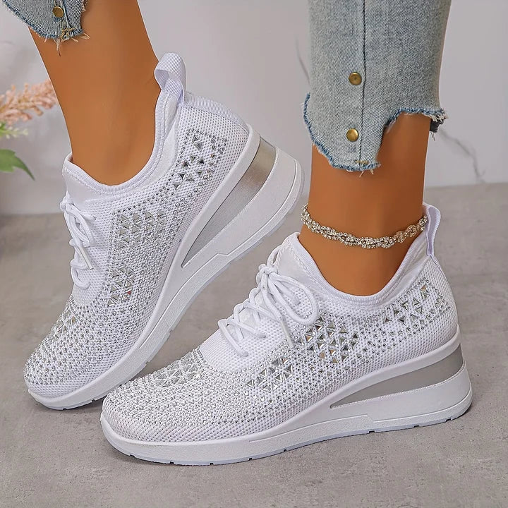 Comfortable women's sneakers with advanced arch support, perfect for an active lifestyle.