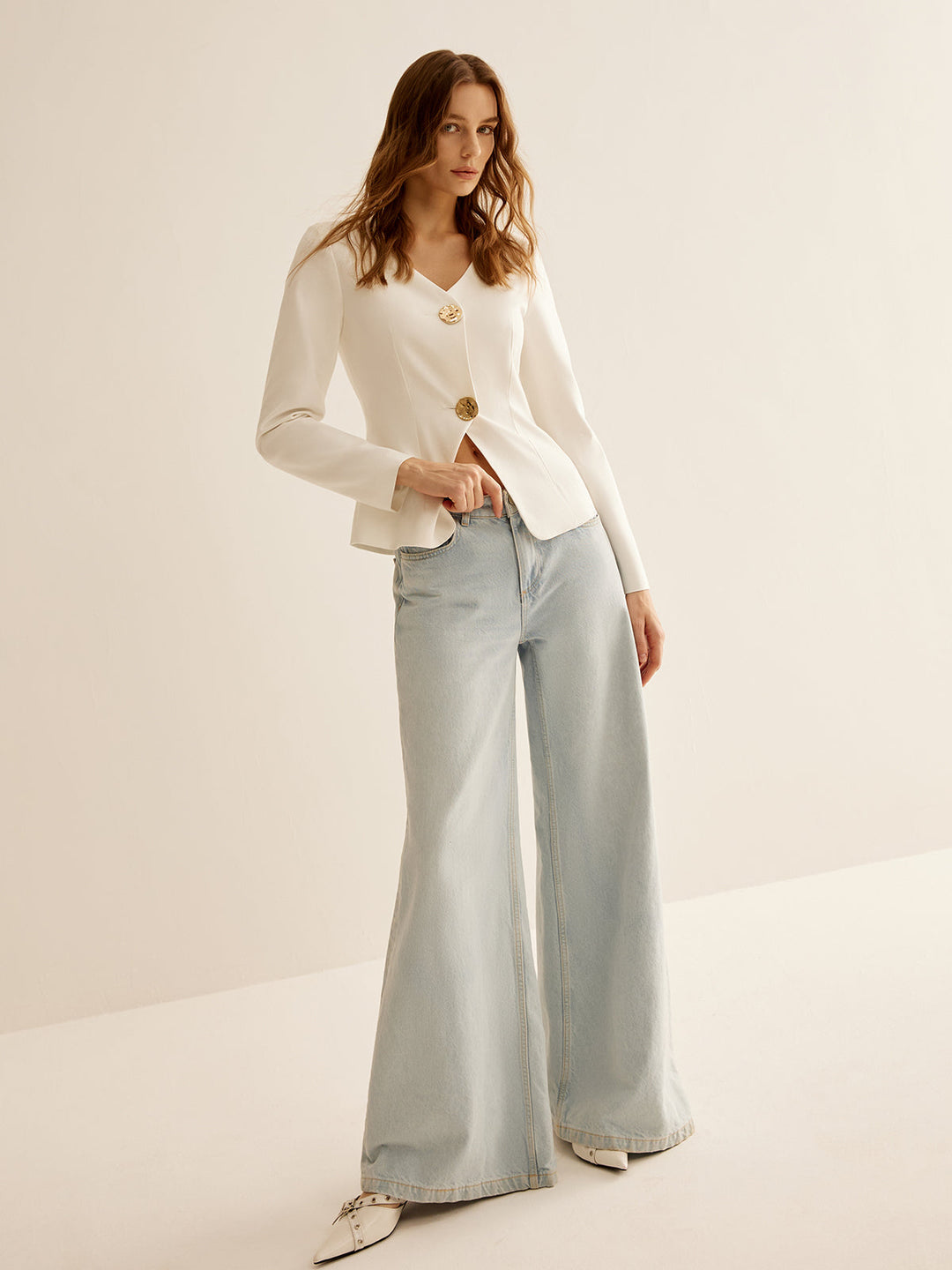 Sophisticated white slim-fit women's blazer, a sharp tailored jacket for professional and business casual looks.