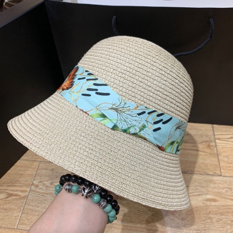 Elegant women's sun hat, wide brim and prominent bow, ideal fashion accessory.