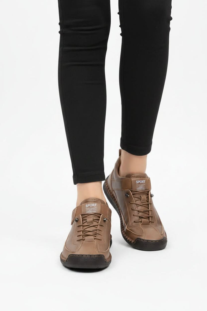 Elegant women's wide-fit walking shoes, featuring a breathable and lightweight design for ultimate daily comfort.