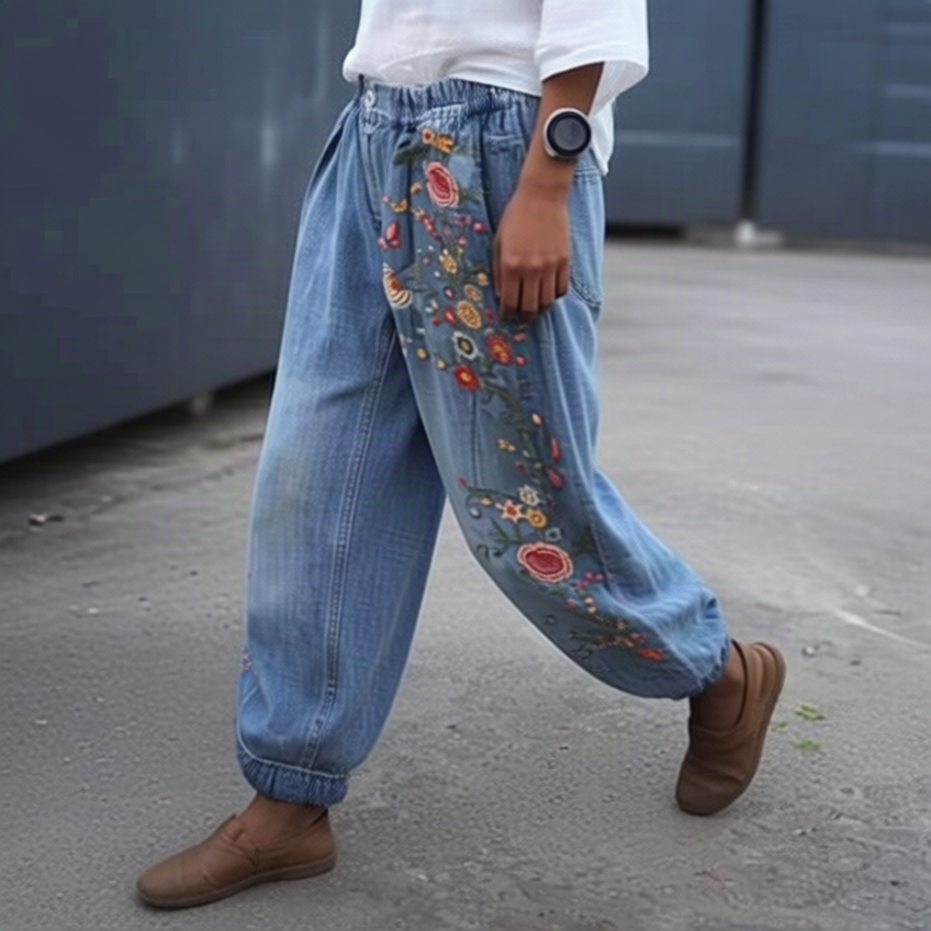 Trendy women's wide leg cargo pants, high-waist loose fit denim for comfortable street fashion.