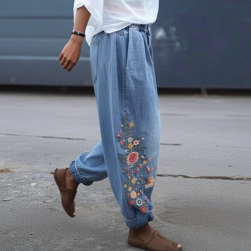 Stylish women's wide leg high-waist cargo jeans with spacious utility pockets, loose fit.