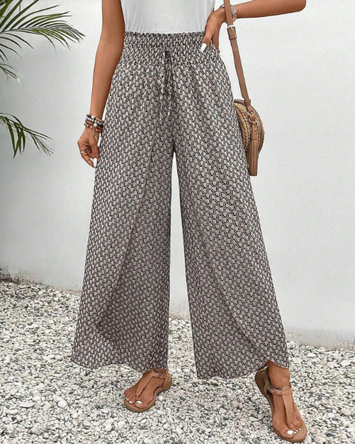 Women's wide leg trousers, relaxed fit, stylish geometric print. Perfect for versatile fashion.
