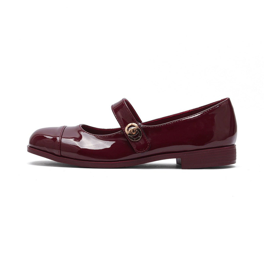 Elegant women's Mary Jane flats, featuring a wide toe box for comfort and integrated arch support.