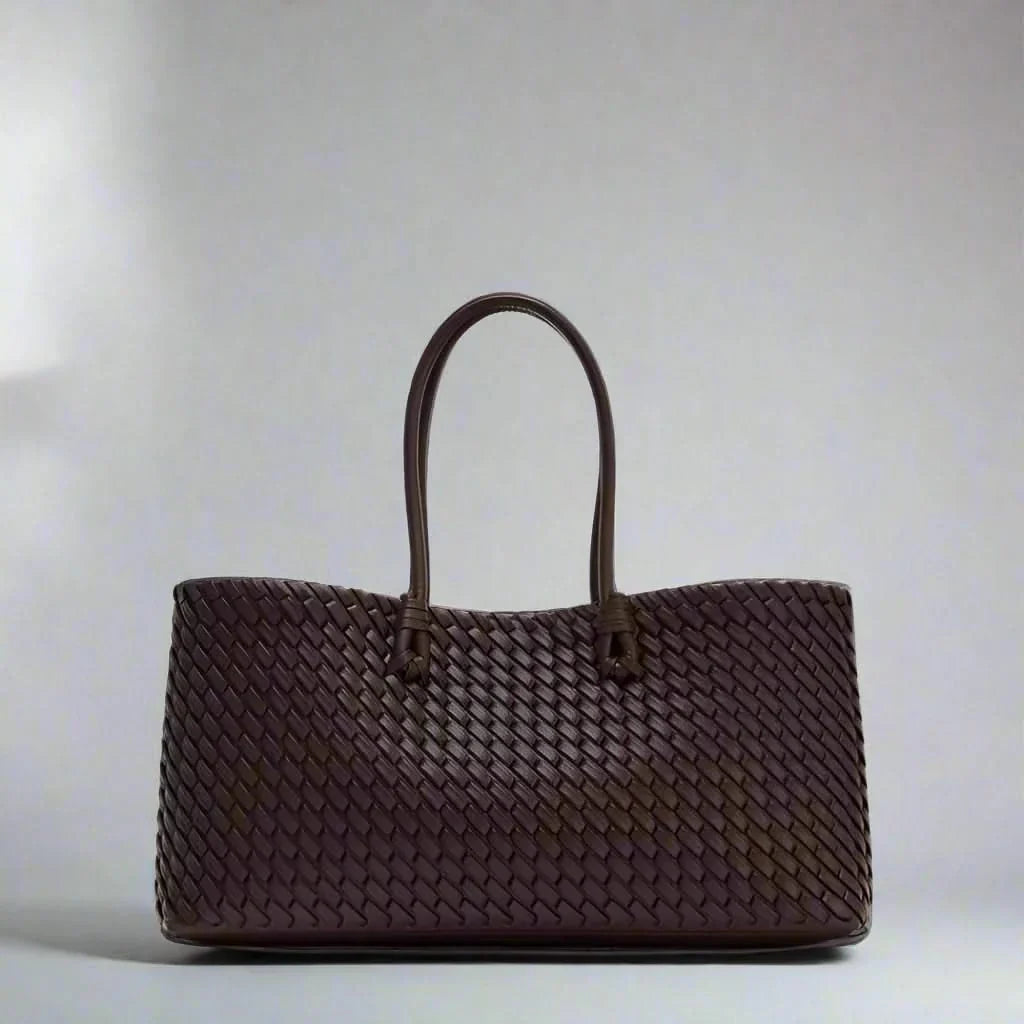 Women's woven leather handbag, chic everyday style. Fashionable shoulder bag.