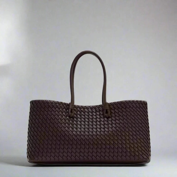 Women's woven leather handbag, chic everyday style. Fashionable shoulder bag.