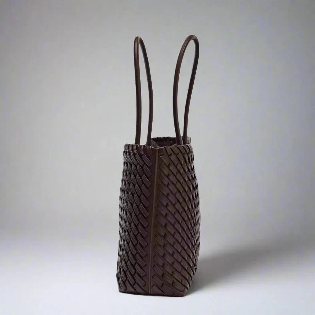 Stylish women's everyday woven leather shoulder bag. Versatile fashion accessory.