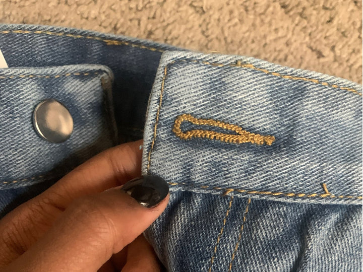 Comfortable women's vintage blue baggy high-waist jeans, ideal for Y2K retro fashion and casual wear.